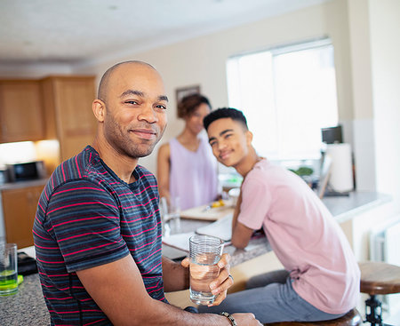 simsearch:6124-09188884,k - Portrait smiling family in kitchen Foto de stock - Royalty Free Premium, Número: 6124-09270001