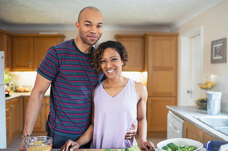 simsearch:649-03768999,k - Portrait smiling couple cooking in kitchen Photographie de stock - Premium Libres de Droits, Code: 6124-09270004