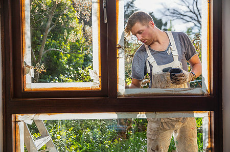 simsearch:400-06788922,k - Male painter painting home exterior window trim Stock Photo - Premium Royalty-Free, Code: 6124-09270011