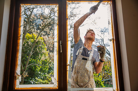 simsearch:841-07540840,k - Male painter painting home exterior window trim Foto de stock - Sin royalties Premium, Código: 6124-09270015