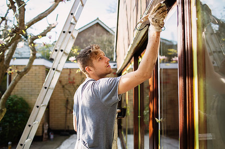 simsearch:693-03556941,k - Male painter painting home exterior window trim Stockbilder - Premium RF Lizenzfrei, Bildnummer: 6124-09270016