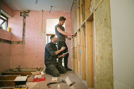 simsearch:614-06814026,k - Construction workers framing inside of house Foto de stock - Royalty Free Premium, Número: 6124-09229078