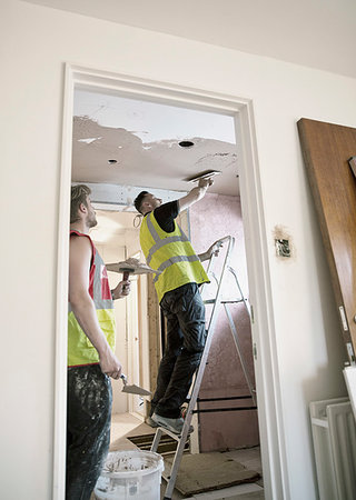 renovations man - Construction workers plastering ceiling in house Foto de stock - Sin royalties Premium, Código: 6124-09229085