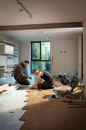 simsearch:614-06814026,k - Construction workers laying hardwood flooring in house Foto de stock - Royalty Free Premium, Número: 6124-09229093