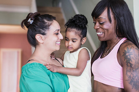 Happy lesbian couple with toddler daughter Foto de stock - Sin royalties Premium, Código: 6124-09239253