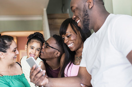 Happy lesbian couple and children with smart phone Foto de stock - Sin royalties Premium, Código: 6124-09239269