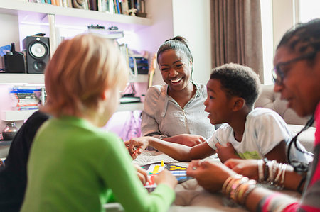 play a board game with black family - Happy family playing board game Photographie de stock - Premium Libres de Droits, Code: 6124-09239216