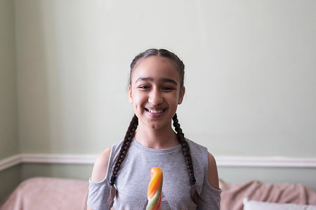 simsearch:614-09056681,k - Portrait smiling, confident tween girl eating flavored ice Fotografie stock - Premium Royalty-Free, Codice: 6124-09239320
