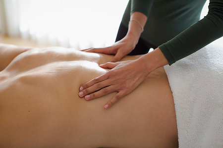 Man receiving back massage Foto de stock - Sin royalties Premium, Código: 6124-09239571