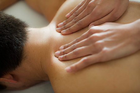 Man receiving massage Foto de stock - Sin royalties Premium, Código: 6124-09239531
