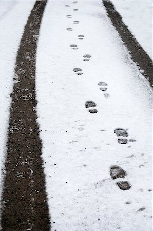 simsearch:6119-07587390,k - Sweden, Jamtland, Are, Tire tracks and footprints in snowy road Foto de stock - Sin royalties Premium, Código: 6126-08580420
