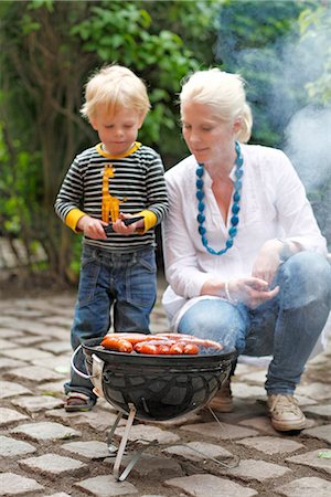 Mother with boy (4-5) looking at barbecue grill Photographie de stock - Premium Libres de Droits, Code: 6126-08580606