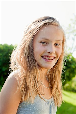 Sweden, Bohuslan, Portrait of girl (12-13) in braces smiling Fotografie stock - Premium Royalty-Free, Codice: 6126-08580639