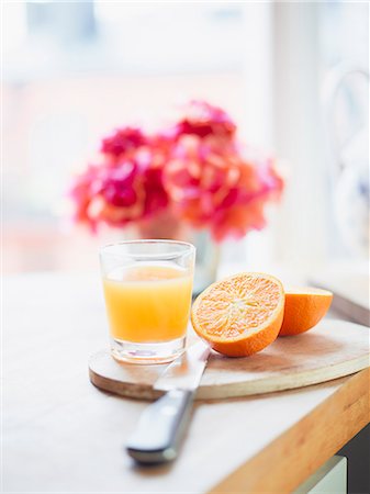 simsearch:695-05770968,k - Orange juice with fruit on table Photographie de stock - Premium Libres de Droits, Code: 6126-08580742