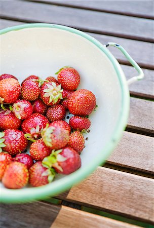 Finland, Nyland, Lapinjarvi, Lapptrask, Strawberries in colander Photographie de stock - Premium Libres de Droits, Code: 6126-08580828