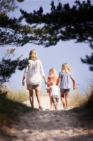 simsearch:6126-08644084,k - Sweden, Gotland, Faro, Skar, Mother with son (2-3) and daughters (8-9, 10-11) walking along footpath Photographie de stock - Premium Libres de Droits, Code: 6126-08642802