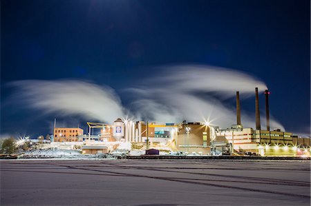 Sweden, Medelpad, Sundsvall, Smoke over paper mill at night Photographie de stock - Premium Libres de Droits, Code: 6126-08642961