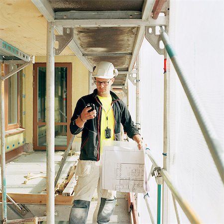 scandinavian ethnicity - Sweden, Construction worker texting Foto de stock - Sin royalties Premium, Código: 6126-08642900