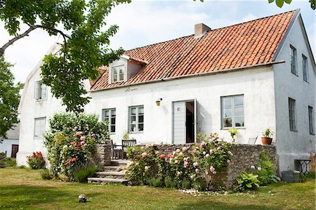 Sweden, Gotland, Bursvik, Burgegard, View small white house Stock Photo - Premium Royalty-Free, Code: 6126-08643047