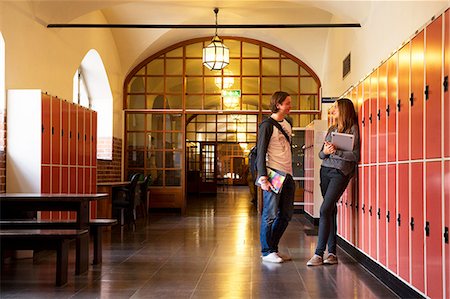 simsearch:6126-08643076,k - Sweden, Stockholm, Ostermalm, Students talking on school corridor Foto de stock - Sin royalties Premium, Código: 6126-08643077