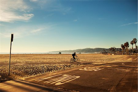 USA, California, Los Angeles, Venice Beach, One person cycling along beach Foto de stock - Sin royalties Premium, Código: 6126-08643097