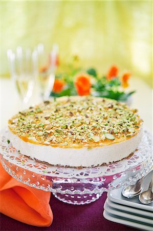 simsearch:6126-08643018,k - Sweden, Vanilla cheesecake with pistachio and peach Photographie de stock - Premium Libres de Droits, Code: 6126-08643004