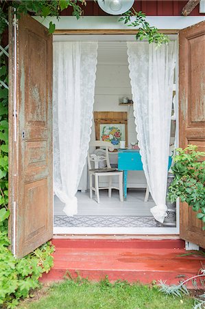 escandinavia - Sweden, Open wooden door Foto de stock - Sin royalties Premium, Código: 6126-08643013