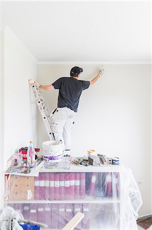 simsearch:400-06737546,k - Sweden, Mature man painting wall Foto de stock - Sin royalties Premium, Código: 6126-08643016