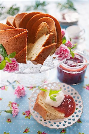 simsearch:6126-08644314,k - Sweden, Almond cake with strawberry jam Stock Photo - Premium Royalty-Free, Code: 6126-08643018