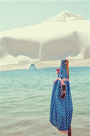 Greece, Skiathos, Beach bag hanging under parasol Photographie de stock - Premium Libres de Droits, Code: 6126-08643034