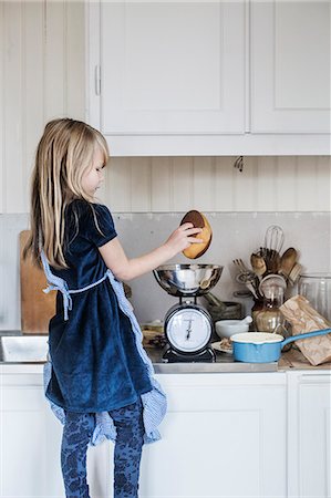 scandinavian - Sweden, Little girl (4-5) cooking Foto de stock - Sin royalties Premium, Código: 6126-08643149