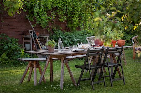 decantador - Sweden, Dining table in garden Foto de stock - Sin royalties Premium, Código: 6126-08643160
