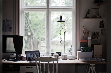 Sweden, Desk with laptop and computer monitor by window Foto de stock - Sin royalties Premium, Código: 6126-08643167