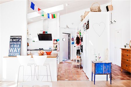 drawing room - Sweden, Skane, Angelholm, Home interior with woman reaching into cabinet Foto de stock - Sin royalties Premium, Código: 6126-08643113