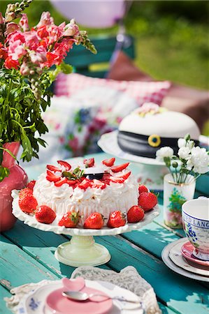 Sweden, Sodermanland, Strangnas, Close up of cake on table in garden Stock Photo - Premium Royalty-Free, Code: 6126-08643130