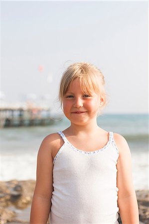 simsearch:6126-08643277,k - Turkey, Alanya, Portrait of blonde girl (4-5) at seaside Foto de stock - Royalty Free Premium, Número: 6126-08643272