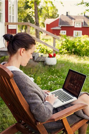 Sweden, Halsingland, Jarvso, Woman using laptop in garden Photographie de stock - Premium Libres de Droits, Code: 6126-08643289