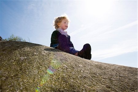 Sweden, Bohuslan, Boy (4-5) sitting on rock Foto de stock - Sin royalties Premium, Código: 6126-08643239