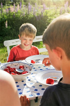 simsearch:640-05760991,k - Sweden, Halsingland, Jarvso, Brothers (4-5, 6-7) eating strawberries in garden Stockbilder - Premium RF Lizenzfrei, Bildnummer: 6126-08643303