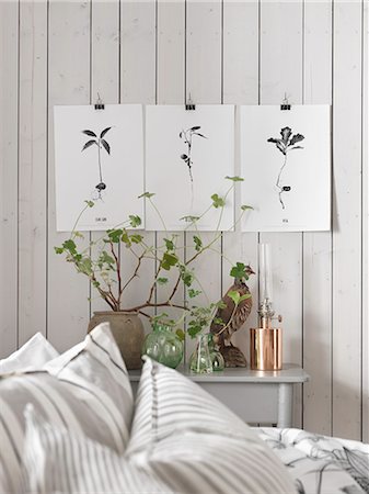 scandinavian - Sweden, Vastergotland, Pictures on wall in bedroom Foto de stock - Sin royalties Premium, Código: 6126-08643788