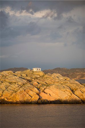 simsearch:6126-08643872,k - Sweden, Bohuslan, Lysekil, House on rocky coastline Photographie de stock - Premium Libres de Droits, Code: 6126-08643866