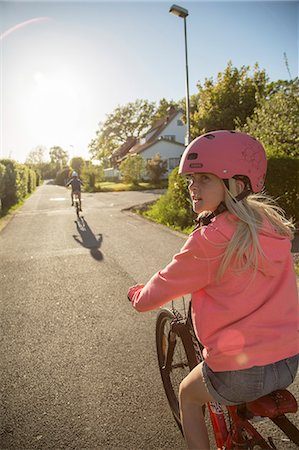 simsearch:6126-08636077,k - Sweden, Vastergotland, Lerum, Children (10-11, 12-13) cycling in sunny day Photographie de stock - Premium Libres de Droits, Code: 6126-08643871