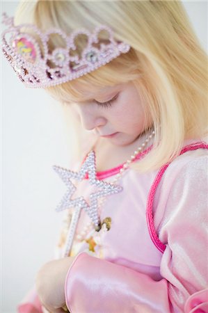 simsearch:649-03775041,k - Sweden, Side view of girl (4-5) in princess costume Photographie de stock - Premium Libres de Droits, Code: 6126-08643800