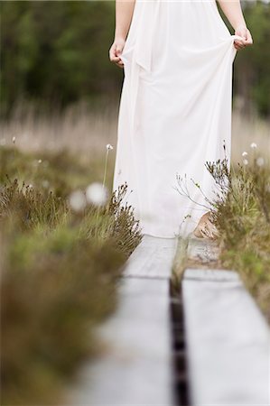 simsearch:6126-08636185,k - Sweden, Vastmanland, Teenage girl (16-17) in white dress standing on overpass in meadow Foto de stock - Sin royalties Premium, Código: 6126-08643989