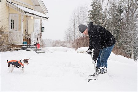 sacar fotos - Sweden, Vastmanland, Bergslagen, Hallefors, Silvergruvan, Mature man clearing snow Photographie de stock - Premium Libres de Droits, Code: 6126-08643992