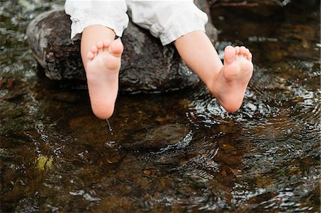 plante des pieds - Sweden, Vastmanland, Baby boy (18-23 months) dipping feet in water Photographie de stock - Premium Libres de Droits, Code: 6126-08643998