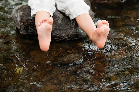 sole foot - Sweden, Vastmanland, Baby boy (18-23 months) dipping feet in water Foto de stock - Sin royalties Premium, Código: 6126-08643998