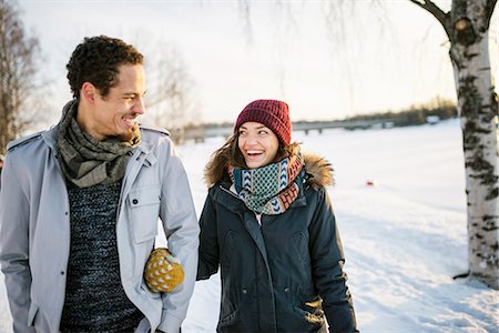 scandinavian ethnicity female - Sweden, Vasterbotten, Umea, Young couple walking in winter Foto de stock - Sin royalties Premium, Código: 6126-08644068