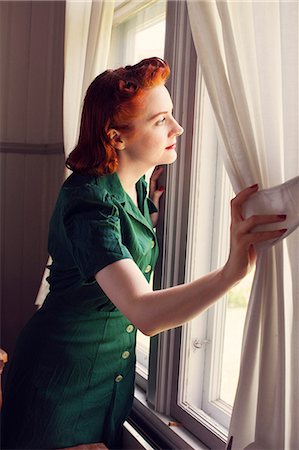 fiore dello zenzero - Sweden, Woman looking trough window Fotografie stock - Premium Royalty-Free, Codice: 6126-08644023