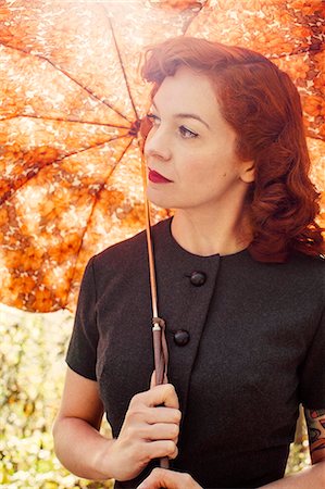 fiore dello zenzero - Sweden, Redheaded woman holding umbrella Fotografie stock - Premium Royalty-Free, Codice: 6126-08644020